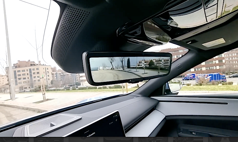 Retrovisor Polestar 4 diseño futurista y prestaciones premium